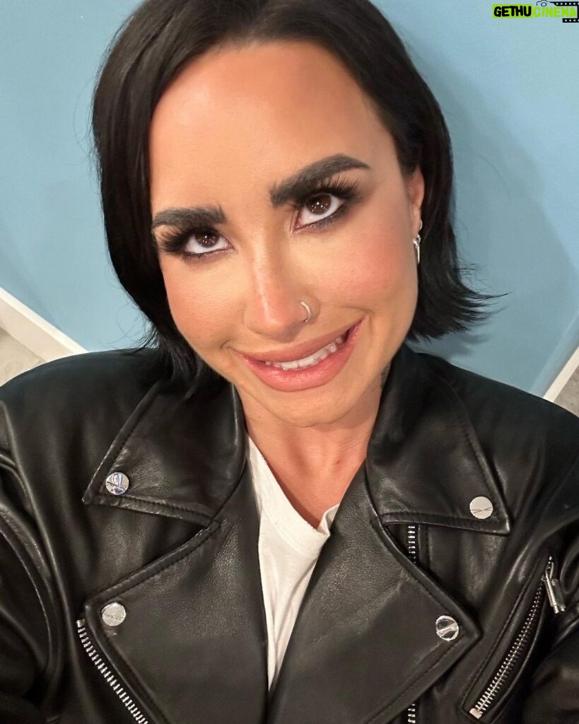 Demi Lovato Instagram - HAPPY PRIDE MONTH BB’S!!! I’m so happy to celebrate our LGBTQIA+ community, today and everyday!! As a nonbinary queer person, I couldn’t be more proud to be a part of this community that is the epitome of resilience, excellence and joy. And for any and everyone navigating their sexual orientation and gender journey, know that you are all extraordinary and exactly who you’re supposed to be. Don’t let anyone tell you otherwise. ❤️❤️💛💚🩵💙💜🩷