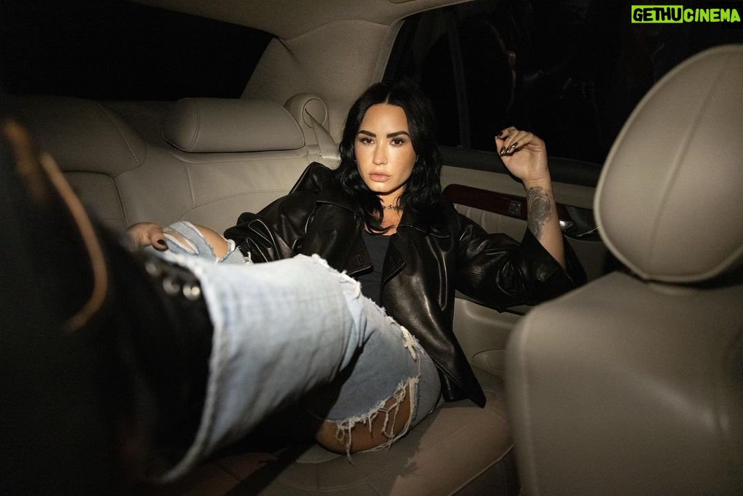 Demi Lovato Instagram - Meet me in the backseat…