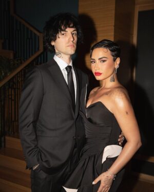 Demi Lovato Instagram - I had a knee brace on under this gown 🤫