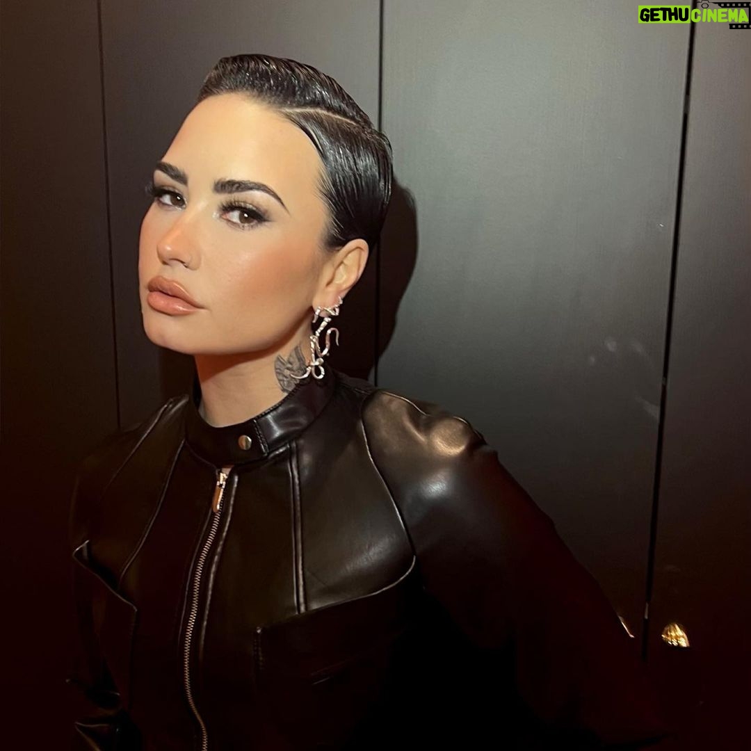 Demi Lovato Instagram - Swipe left so see how hot my boyfriend is