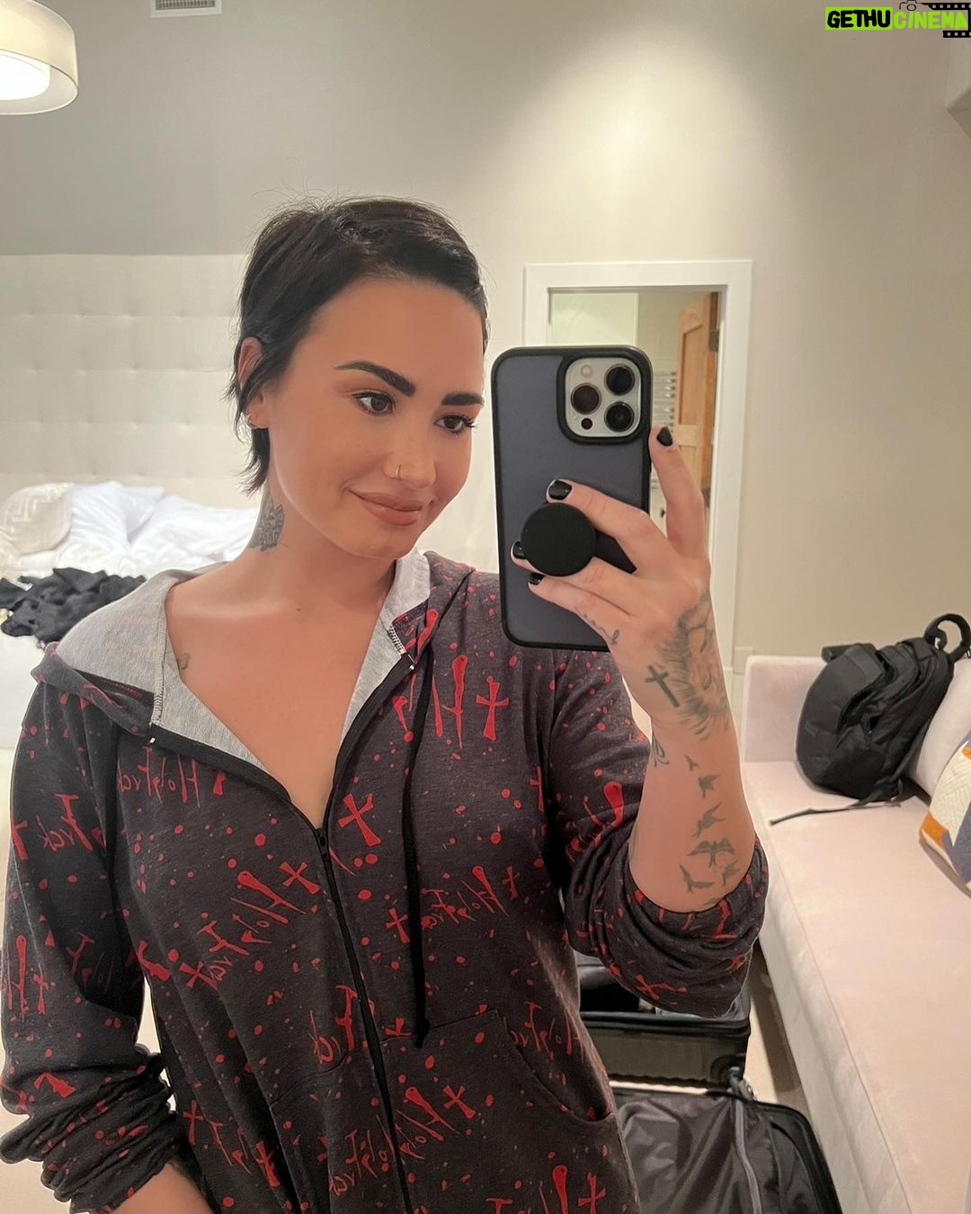 Demi Lovato Instagram - Haven’t posted a dump in a while 🖤