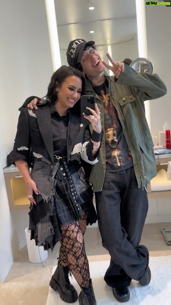 Demi Lovato Instagram - My trip in 1 min! Thank you Philly 🥹🖤