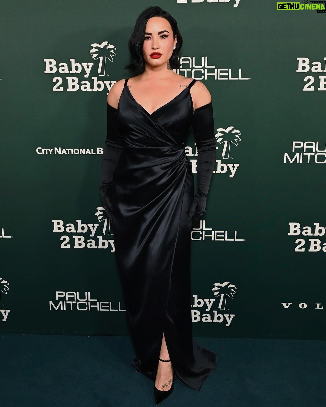 Demi Lovato Instagram - An inspiring evening with @baby2baby 🖤