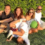 Derya Beşerler Instagram - Bugün teyzesinin kuzusu bir yaş daha büyüdü💕🤗 ve yerinde duramadığı için aile pozumuz da bu şekilde oldu😂 o zaman kendisinin deyimiyle: o zamann kuduruşşş time!🕺🏽🕺🏽🕺🏽