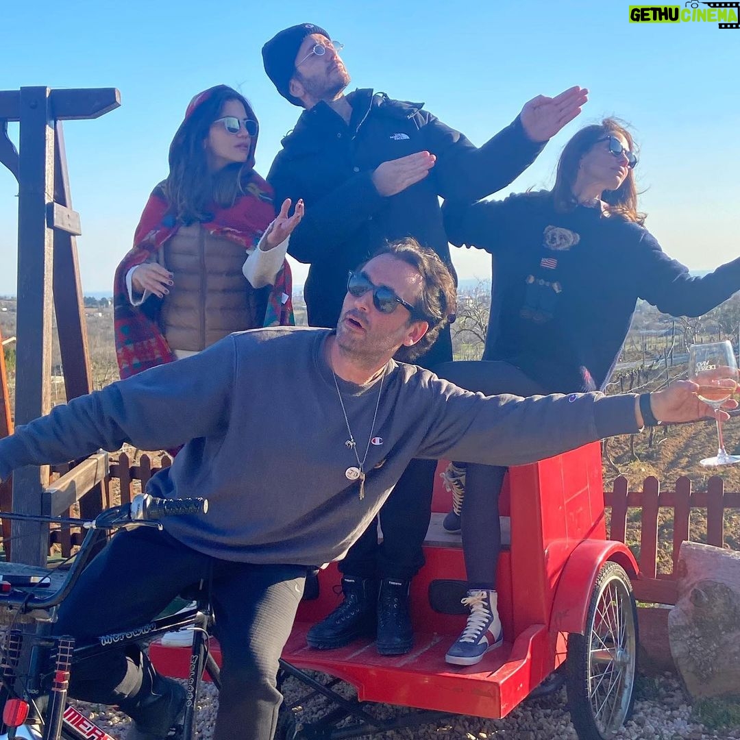 Derya Beşerler Instagram - Değişik bi aile olduğumuz doğrudur🤭😬 #weirdfamilyportraits
