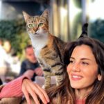 Derya Beşerler Instagram - Oturduğumdan beri omzumda kendisi.. arkadaşım sen kedisin kedi... papağan değil🦜❤️( benden çok yedi..)