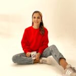 Derya Beşerler Instagram - Şu yaşıma kadar hiç kırmızı renk bir şey giymez, kendime de yakıştırmazdım. Yeni yeni başladım.. renkler gibi,sevmediğim yemeklere şans vermeye,bazı sevdiklerimden de bıkmaya yine bu yaşlarda başladım. Yaş aldıkça, insanın huyu suyu da değişiyormuş resmen☺️ ( yalnız tatlı konusunda hiçbir sıkılma bıkkınlık falan yok, o biraz canımı sıkıyor..😏)
