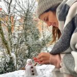 Derya Beşerler Instagram - Bir İzmirli kendini nasıl belli eder?❤️⛄️Nasıl bir kar özlemiyse artık.. Hiç unutmuyorum çocukken arabayla geçtiğimiz yoldan aldığımız karı torbaya koyup, buzdolabında saklamaya çalışmıştık. Lisedeyken sadece 1 defa İzmir'e kar yağmıştı. Bütün okul Kordona koşup- hocalarımız da dahil- kar topu oynayıp derse geri dönmüştük❄️Diyeceklerim bu kadar😂