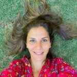 Derya Beşerler Instagram - Bence buna da çimmek denir😬 Daha dün öğlen çimiyordum böyle, şimdi hava ne halde🤦🏻‍♀️ #lyingonthegrass