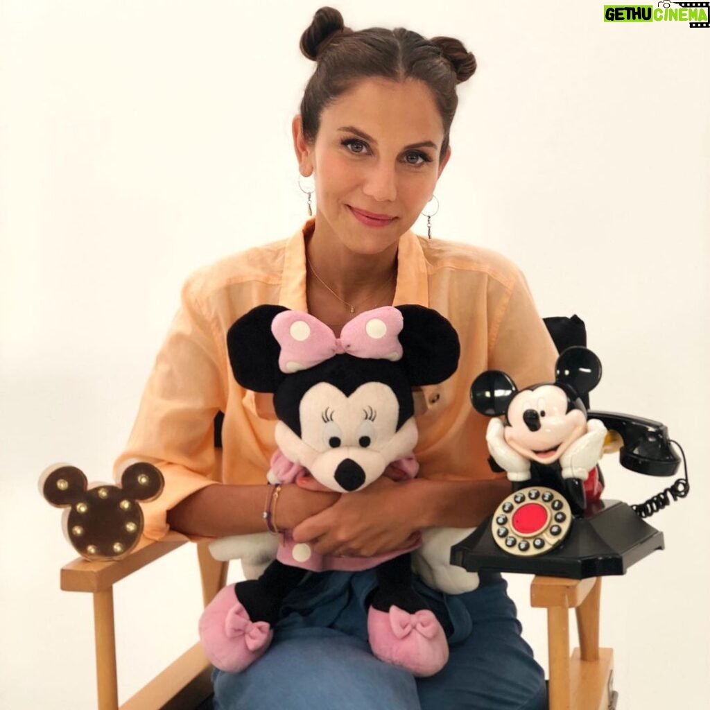 Derya Beşerler Instagram - Minnie ve Mickey lerimle ben❤️ Ortadaki ben🥰 çok seviyorum çok❗️( önümüzdeki bölümlerle ilgili küçük bir spoiler vermiş oldum🤭)
