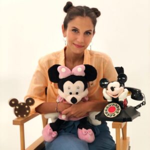 Derya Beşerler Instagram - Minnie ve Mickey lerimle ben❤️ Ortadaki ben🥰 çok seviyorum çok❗️( önümüzdeki bölümlerle ilgili küçük bir spoiler vermiş oldum🤭)