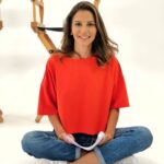 Derya Beşerler Instagram - Yeni bölümleri çektik bugün🎥maskeler takıldı, kolonyalar karşılıklı ikram edildi.. sık sık stüdyo havalandırıldı.. daha ne olsun diyeceğim de...."sağlık" olsun mesela..güzel şeyler olsun artık.. güzel haberler alalım🙏🏻✨2020 bitmiş olsun mesela olmaz mı? 🔮