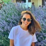 Derya Beşerler Instagram - Arkamdaki lavantalar çok güzel değil mi?🤗 içindeki arıları sonradan farkedince gülüşüm dondu😬🐝🐝