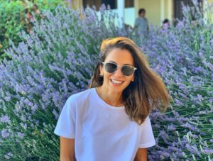Derya Beşerler Instagram - Arkamdaki lavantalar çok güzel değil mi?🤗 içindeki arıları sonradan farkedince gülüşüm dondu😬🐝🐝