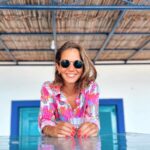 Derya Beşerler Instagram - Küçük bir tatil kaçamağı yapıp Patmos'a geldik. Yunanistan adalarının en sevdiğim yönü rengarenk olması🩵hele o kapıları yok mu ahh🤗🚪