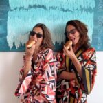 Derya Beşerler Instagram - Bizim neyimiz eksik?😆daha boyoz vaar, gevrek vaar👯‍♀️