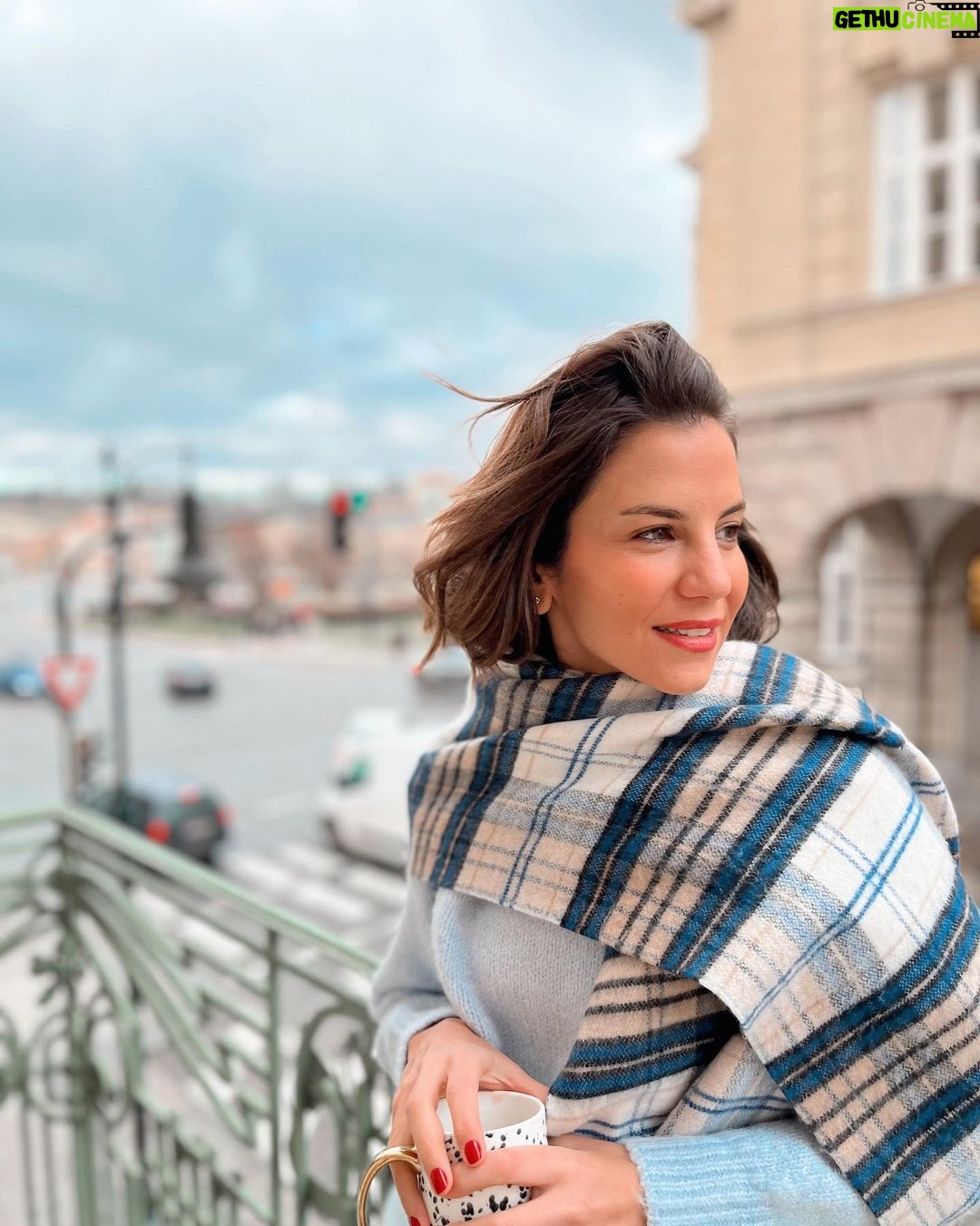 Derya Beşerler Instagram - Kahvaltımızı etmişiz, ben kaybolan sesimi kurtarmak için zencefil çayı içiyorum. Şehir daha yeni uyanıyor.. fonda sakin bir müzik..müthiş bir huzur..o anı kazıdım hafızama. Sesim de ortamı bozmayayım diye gitti heralde😊 yanımdakiler de huzur bulsun diye🤭