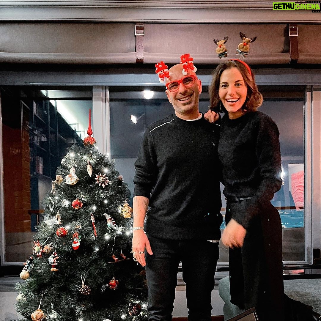 Derya Beşerler Instagram - 2023 senden çok şey bekliyoruz! Uğurunla gel! Herkese mutlu, huzurlu, sağlıklı, şahaaaaaneee bir sene olsun!❤️💃🏻🥳