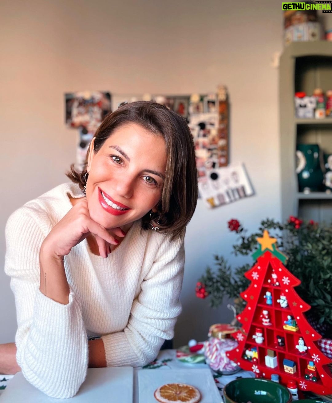 Derya Beşerler Instagram - 2024 bir felakete, acı habere daha serçem kadar tahammülümüz yok. Yeterince üzüldük.. yeterince yıkıldık..gelirken bize tüm güzellikleri getir olur mu?🎄tşk🌹