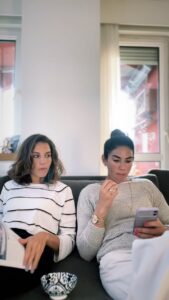 Derya Beşerler Instagram - Okul çıkışı rutin kavga sebebi😆🙋🏻‍♀️🙋🏻‍♀️ #sisterissues👯‍♀️