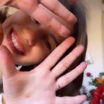 Derya Beşerler Instagram - Yeni yıla nasıl girersek öyle geçer madem dedim ve tatlı bir şeyler yapmak istedim❤️ tam çikolatayla harikalar yaratacaktım ki işler bir anda çığrından çıktı! Yaptığım ağaç konusunda ise konuşmak istemiyorum. Daha da önemlisi.. neyi unuttum biliyor musunuz? O da sonunda gizli🤭🍫