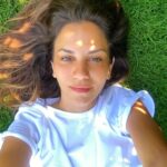 Derya Beşerler Instagram - Ödem vurmuş yüzüme Güneş gelir gözüme Tatil de ne güzeldi Yine döndüm özüme (Sakız mânisi😂)
