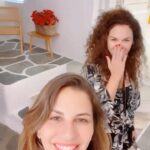 Derya Beşerler Instagram - Eveeet bir maceranın daha sonuna geldik☺️ Çok güzel dostluklar kurduğum ve eski dostlarımı da doya doya görme fırsatı bulduğum bir gezi oldu. Özellikle "Gemini" nin güler yüzlü çalışan ekibi ve işini titizlikle yürüten doktoruna kocaman bir 👏🏻👏🏻👏🏻👏🏻 arka planda her daim bizi düşünen koordinasyon ekibine de ayrıca teşekkür ederim❤️bizi bir araya getiren @didembalcin seni ne kadar sevdiğimi söylememe gerek yok🥲( keşke bütün tatil ekibimi çekebilseydim..(hep beraber fotoğraf,video çekelim deyip tabii ki çekemedik😁) @miraycruises @honestholding