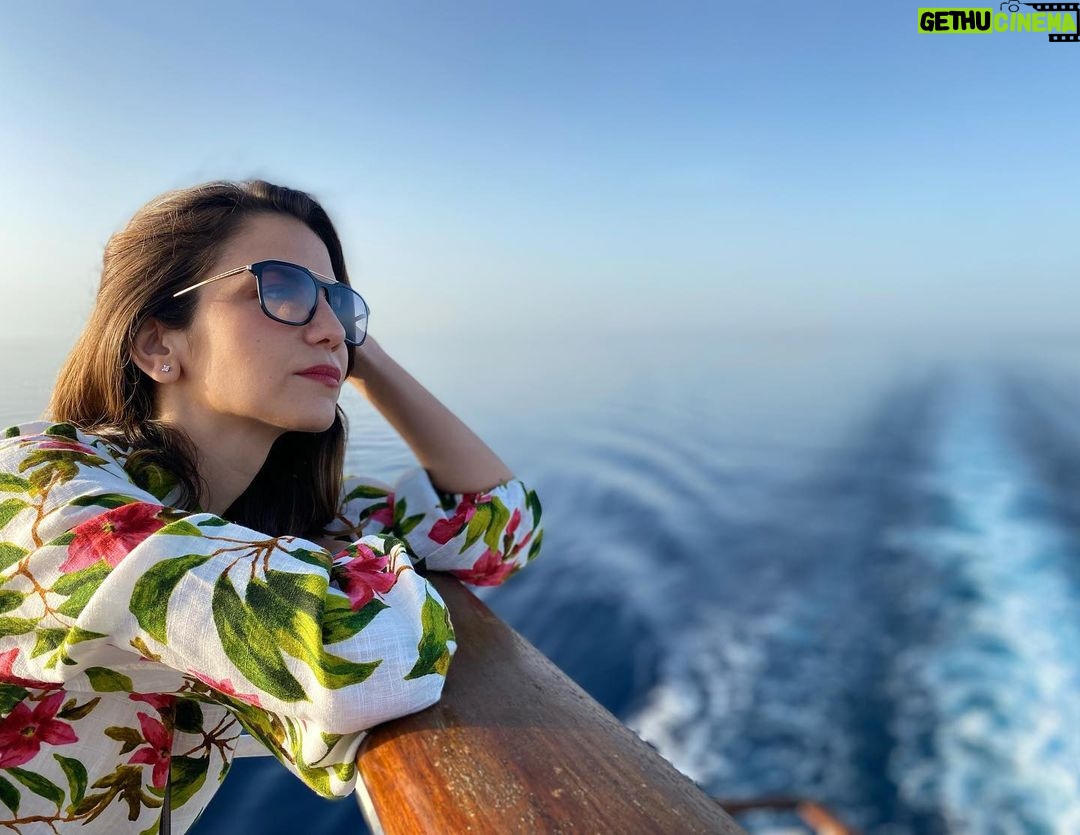 Derya Beşerler Instagram - Denize daldım gittim. Karşim de haberim yokmuş gibi çekti🤓🌊 @ekinturkmen