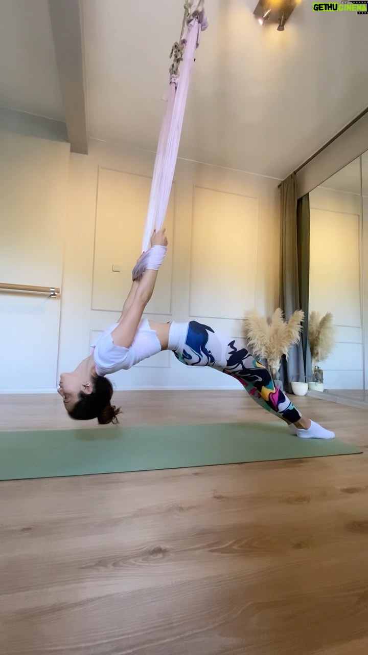 Derya Beşerler Instagram - Bu akışa bayıldım🫶🏼🤸🏻♂️🎈 #antigravityyoga