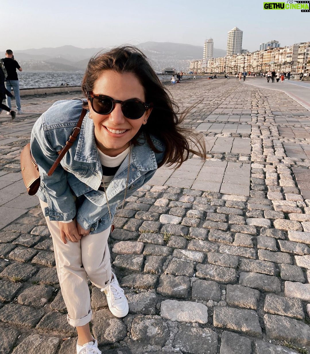 Derya Beşerler Instagram - Yine görüşürüz İzmir'im💙 Denizinin rengi adeta ülke gündemine dönmüş.. umarım tekrar geldiğimde masmavi bulurum körfezi🙌🏼🔆