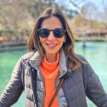 Derya Beşerler Instagram - Her türlü hava koşuluna hazırdım☺️ Balıklıgöl'de balıkları besledim. Gümrük Han'da menengiç kahvesi içtim. Künefeyi de es geçmedim tabi🤤eveeet biraz da sizden Urfa önerileri alalım? ( Göbeklitepe, turistik yerler ve müzeler zaten listemizde🙌🏼)