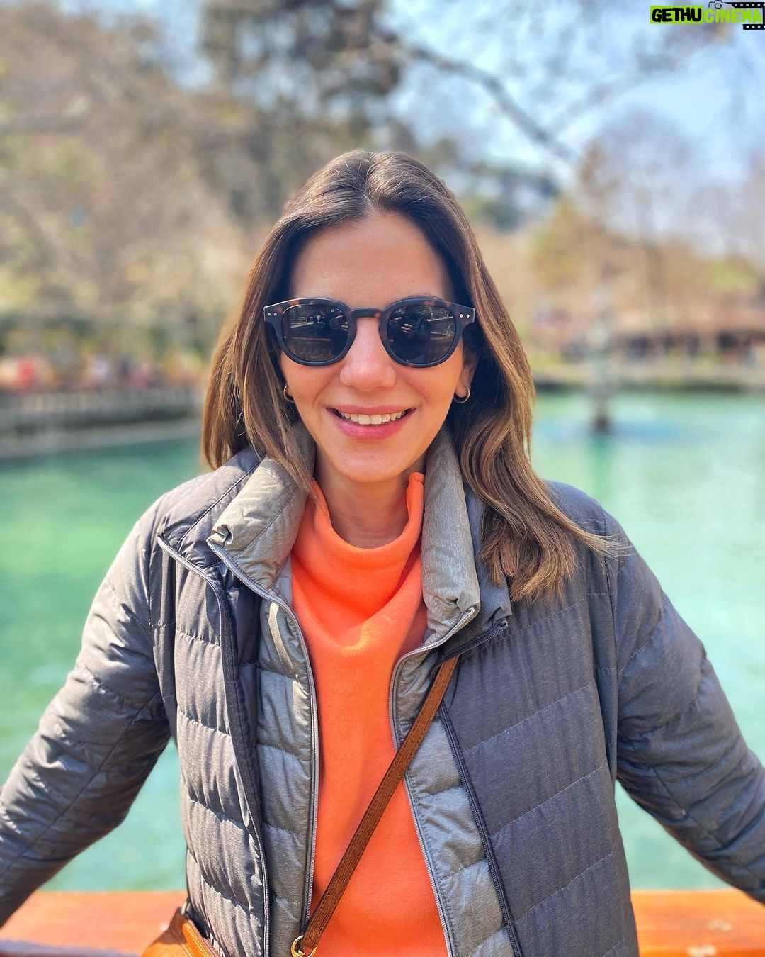Derya Beşerler Instagram - Her türlü hava koşuluna hazırdım☺️ Balıklıgöl'de balıkları besledim. Gümrük Han'da menengiç kahvesi içtim. Künefeyi de es geçmedim tabi🤤eveeet biraz da sizden Urfa önerileri alalım? ( Göbeklitepe, turistik yerler ve müzeler zaten listemizde🙌🏼)