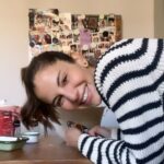 Derya Beşerler Instagram - Her Pazartesi başladığım, Çarşamba'ya kadar dayanabildiğim sağlıklı yaşam hedefimde bugün granola yapmak vardı😁👩🏻‍🍳bi kavruk oldu ama sıvıyla tüketince olur gibi🤣🤣🤣