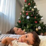Derya Beşerler Instagram - Eğer kuduruk bir yeğeniniz varsa, onunla şöyle sakin bir fotoğraf çektirmenin büyük bir lüks olduğunu bilirsiniz😁 bu kıymetli "an" ımızı da buraya koyayım dedim nasılsa iki seneye koluma da sığmaz bu🥰