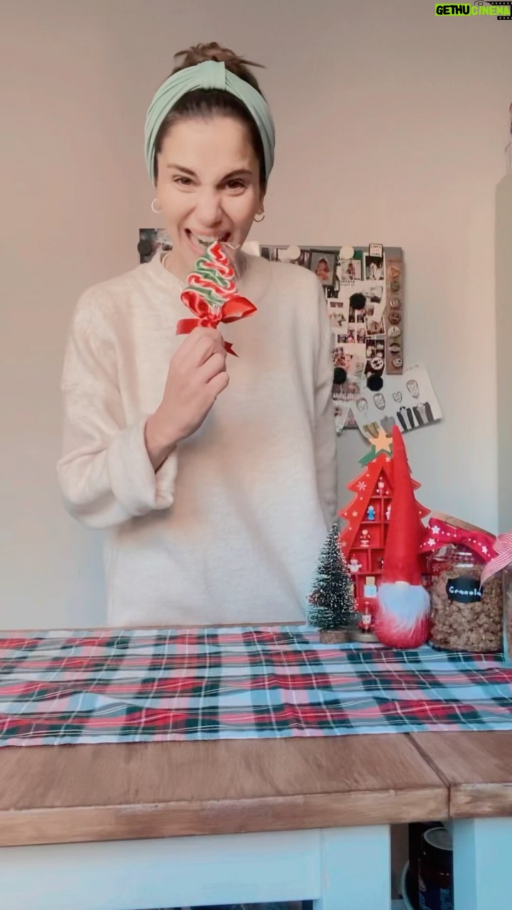 Derya Beşerler Instagram - Happy Merry Christmas⭐️🎄🤗💫hayatımda ilk defa bir zencefilli kurabiye yapayım dedim. Hayır önce düzünü yap, sonra sağlıklısını yaparsın di mi?Oklavam da yoktu, kendimce çözümler ürettim tabi😁 Tadına gelinceee, bu konu hakkında konuşmak istemiyorum🙄