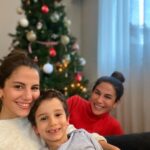 Derya Beşerler Instagram – Yeni yıldan beklentimiz: yine hiçbir şey🙃beklesek de olmuyor zaten🤦🏻‍♀️kucağımdaki küçük ve küçükler mutlu  olsun yeter🎄🙌🏼