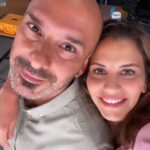 Derya Beşerler Instagram - Yine yazdım yazdım sildim, senden daha güzel cümleler kurmayı bir türlü beceremedim🤦🏻‍♀️ ama şunları diyebilirim.. Bulaşık makinesinin işleyişini benden daha iyi bilmen( evet tuz kısmını arada karıştırıyorum😬) Kapıdan tam çıkacakken ütüyü 36 kere kontrol etmem için sakince beklemen..Arada mimik oynatmayan soğuk esprilerin..( itraf edeyim bazılarına içimden gülüyorum😁)daha yazacak çook şey var aslında.. 6 sene dile kolay💕hayatı beraber paylaşacağımız nice senelere🙌🏼💕 @namoglubirol
