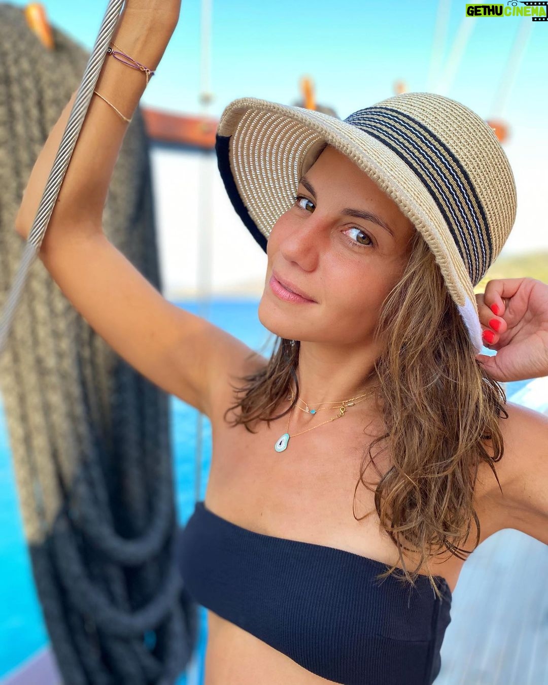 Derya Beşerler Instagram - Padam padam padam.. il arrive en courant derriere moi👒🎶