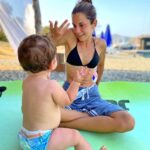 Derya Beşerler Instagram - Aliço top nerde? Burdaaaaaymış! Aliço top nerde? Burdaaaaymış! Aliço top ne.... derken bir bakıyorsunuz bir saat geçmiş.. terapi gibi ☺️💕 yoksa delirmemek için resmen gün sayıyoruz!!