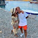 Derya Beşerler Instagram - En sevdiğim saatler başladı💕güneşi batırdık, müzik dinleyerek manzarayı seyrettik, kadehlerimizi tokuşturduk🥂hepsi yalan tabii ki yine çalıştırdı beni 😂 bu da sus payı🙃bu arada bilmeyenler varsa bu yaz @shipahoybozburun bize emanet🙌🏼