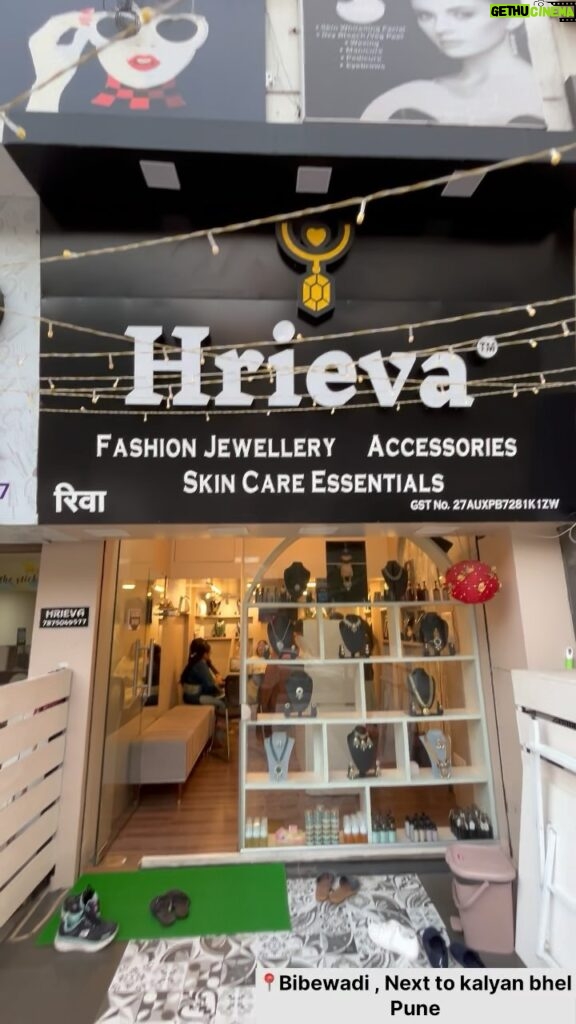 Deshna Dugad Instagram - When in pune do visit this store ❤️🧿 You will get premium quality accessories here 😍 @hrievajewels @bhatewarapranjal . #deshna #deshnadugad