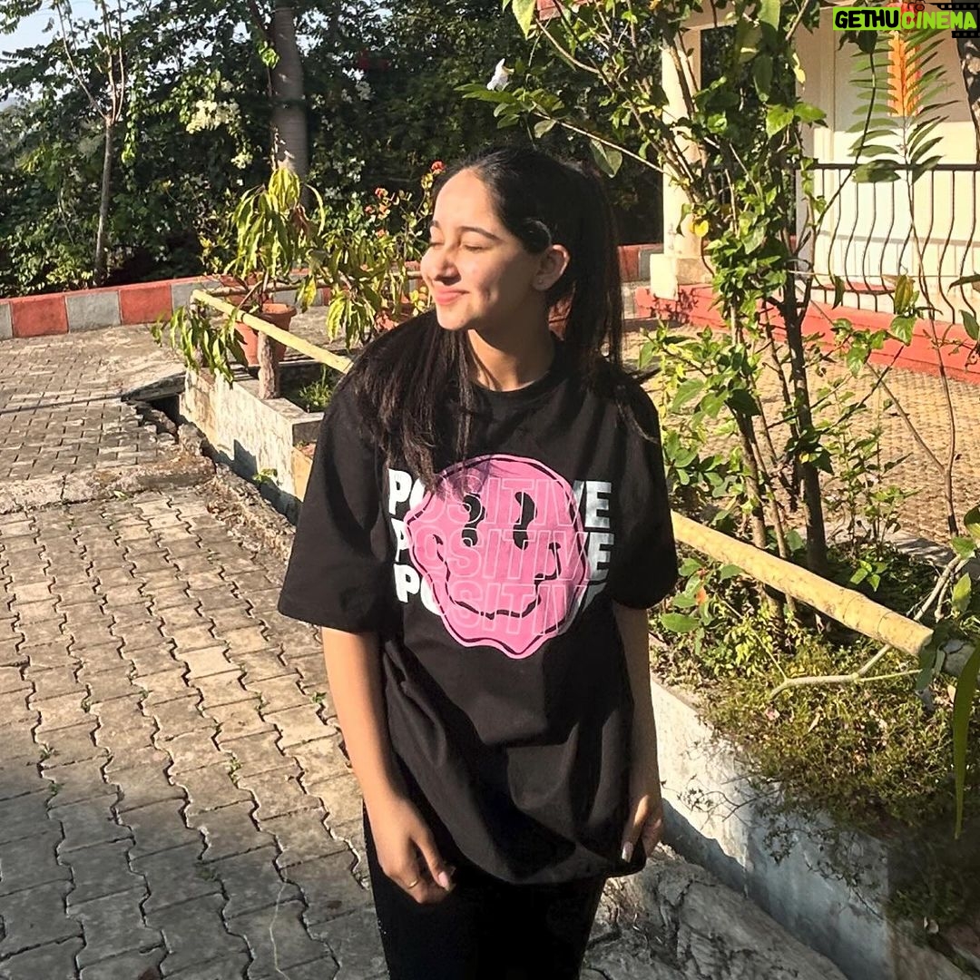 Deshna Dugad Instagram - This was my last picture of 2023 😍… cute know !?? Ik ik 😅♥️ . . #deshna #deshnadugad