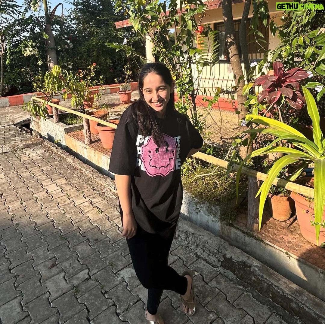 Deshna Dugad Instagram - This was my last picture of 2023 😍… cute know !?? Ik ik 😅♥️ . . #deshna #deshnadugad