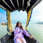Devoleena Bhattacharjee Instagram - Kuch Safar Manzilon se zyada khoobsurat hote hai ✨ #kashmirdairies #kashmirtourism #dallake #shikararide #devoleena #travel #travelblogger #devoleenabhattcharjee #influencer #winter #heavenonearth #peaceofmind Dal Lake