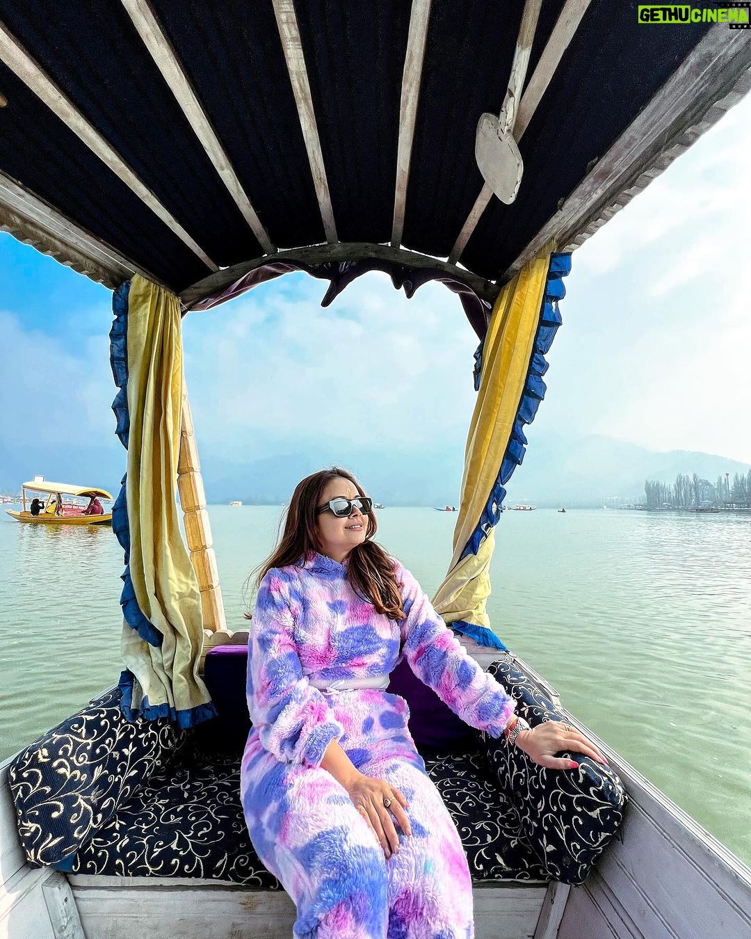 Devoleena Bhattacharjee Instagram - Kuch Safar Manzilon se zyada khoobsurat hote hai ✨ #kashmirdairies #kashmirtourism #dallake #shikararide #devoleena #travel #travelblogger #devoleenabhattcharjee #influencer #winter #heavenonearth #peaceofmind Dal Lake