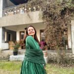 Devoleena Bhattacharjee Instagram - The Khaanda Kothi is an almost 50 years old house built in the Neo Kashmiri style and it features traditional kashmiri arts like the Khamtamband Wooden Ceilings made of Himalayan Fir. They have a huge Lawn in front with a beautiful flower garden and a giant Chinar in the neighbour’s house stands as guard. The first floor offers beautiful views of the neighbourhood & the zabarwan mountains in the background & on clear day one can see even the tallest peak of Zabarwan, Mt Mahadev which stands at an imposing 4000 metres. Indeed a beautiful Heritage villa to stay & make lots of beautiful memories. ❤️❄️ Hosted by @airbnb @incredibleindia #HeritageHomesonAirbnb #SoulofIndia #travel #kashmirdairies #kashmirtourism #srinagar #devoleena #devoleenabhattcharjee #influencer #travelblogger #travelheals Srinagar, Jammu and Kashmir