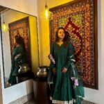 Devoleena Bhattacharjee Instagram - The Khaanda Kothi is an almost 50 years old house built in the Neo Kashmiri style and it features traditional kashmiri arts like the Khamtamband Wooden Ceilings made of Himalayan Fir. They have a huge Lawn in front with a beautiful flower garden and a giant Chinar in the neighbour’s house stands as guard. The first floor offers beautiful views of the neighbourhood & the zabarwan mountains in the background & on clear day one can see even the tallest peak of Zabarwan, Mt Mahadev which stands at an imposing 4000 metres. Indeed a beautiful Heritage villa to stay & make lots of beautiful memories. ❤️❄️ Hosted by @airbnb @incredibleindia #HeritageHomesonAirbnb #SoulofIndia #travel #kashmirdairies #kashmirtourism #srinagar #devoleena #devoleenabhattcharjee #influencer #travelblogger #travelheals Srinagar, Jammu and Kashmir