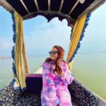 Devoleena Bhattacharjee Instagram - Kuch Safar Manzilon se zyada khoobsurat hote hai ✨ #kashmirdairies #kashmirtourism #dallake #shikararide #devoleena #travel #travelblogger #devoleenabhattcharjee #influencer #winter #heavenonearth #peaceofmind Dal Lake