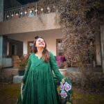 Devoleena Bhattacharjee Instagram - The Khaanda Kothi is an almost 50 years old house built in the Neo Kashmiri style and it features traditional kashmiri arts like the Khamtamband Wooden Ceilings made of Himalayan Fir. They have a huge Lawn in front with a beautiful flower garden and a giant Chinar in the neighbour’s house stands as guard. The first floor offers beautiful views of the neighbourhood & the zabarwan mountains in the background & on clear day one can see even the tallest peak of Zabarwan, Mt Mahadev which stands at an imposing 4000 metres. Indeed a beautiful Heritage villa to stay & make lots of beautiful memories. ❤️❄️ Hosted by @airbnb @incredibleindia #HeritageHomesonAirbnb #SoulofIndia #travel #kashmirdairies #kashmirtourism #srinagar #devoleena #devoleenabhattcharjee #influencer #travelblogger #travelheals Srinagar, Jammu and Kashmir