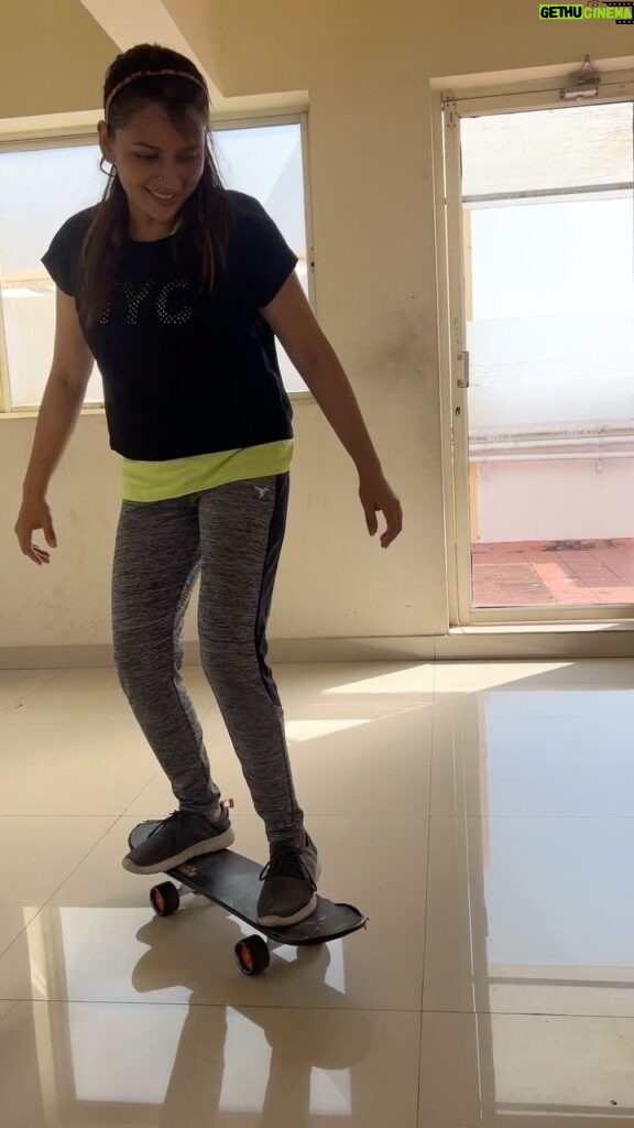 Dhanya Mary Varghese Instagram - Going with the trend on skate board. Started learning a new skill.. 😊😊 DOP : @john_jacobactor 😜 #dhanyamaryvarghese #actress #actresslife #skateboard #fun #newskill #behappy